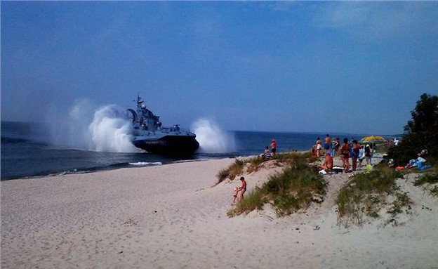 ספינה רוסית בחוף הים (צילום: klops)
