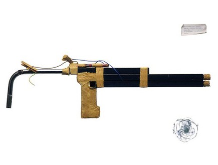 רובה מאולתר ממוצרים ביתיים (צילום: הבריגייד)