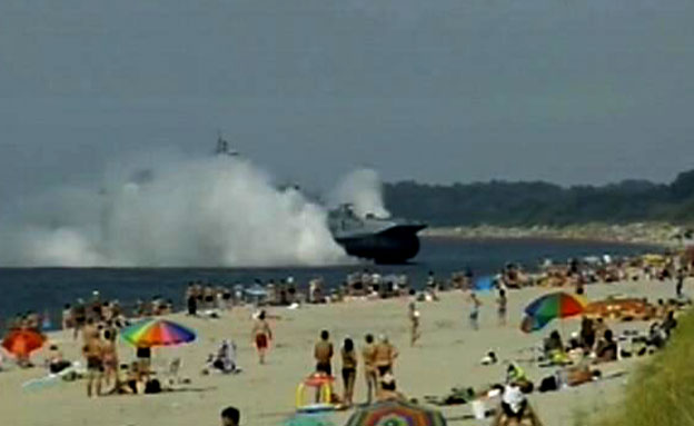 צפו: ספינת מלחמה עלתה על חוף הים (צילום: חדשות 2)