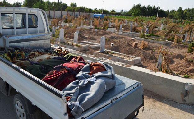 גופות מובלות בסוריה, אתמול (צילום: רויטרס)