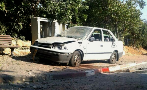 מכונית שנפגעה כתוצאה מהירי (צילום: המייל האדום)