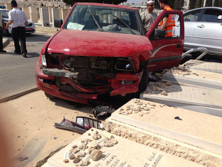 שני כלי רכב התנגשו בתוך בית העלמין (צילום: סוכנות הידיעות 