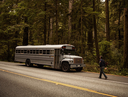 אוטובוס משופץ, חוץ (צילום: Justin Evidon)