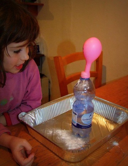 ילדיה של תמר נאמן גולן עושים ניסוי (צילום: תומר ושחר צלמים, צילום ביתי)