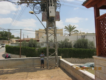 עמוד חשמל בחצר הבית (צילום: זוהר אבו האני)