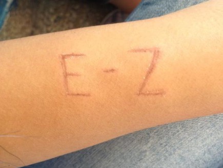 בני נוער חורטים את השם של EZ על היד  (צילום: תומר ושחר צלמים)