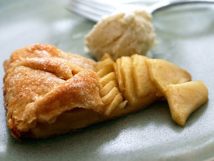 פרוסה מטארט תפוחים (צילום: www.smittenkitchen.com, mako אוכל)