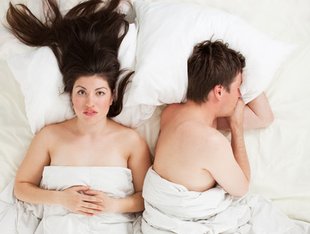 זוג במיטה - דברים שאסור לעשות בסקס הראשון (צילום: istockphoto)