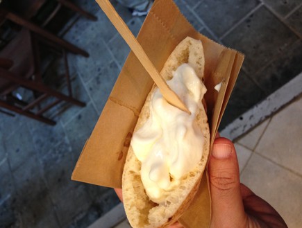 גלידה בפיתה (צילום: נטע חוטר, mako אוכל)