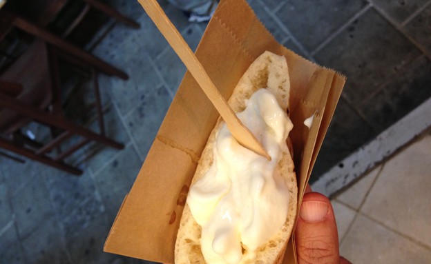 גלידה בפיתה (צילום: נטע חוטר, mako אוכל)