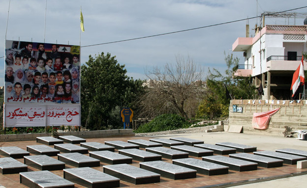 מבצע ענבי זעם קברים בכפר קאנא (צילום: ויקיפדיה)