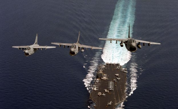 מטוסי קרב A7 ממריאים מנושאת מטוסים (צילום: צבא ארצות הברית)
