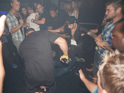 ג'סטין ביבר מותקף במועדון (צילום: Splashnews)