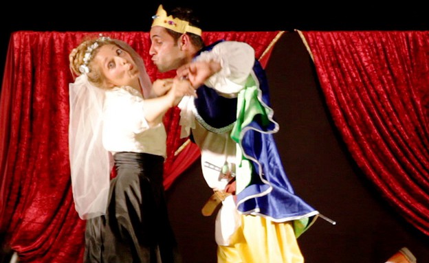 צלילי ילדות בובי ולוסינדה