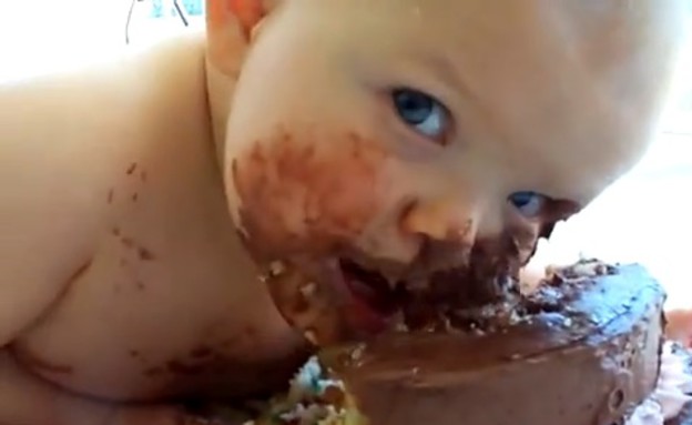 תינוקת מועכת עוגה (תמונת AVI: You Tube, YouTube)