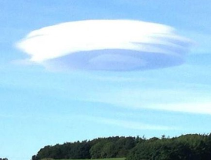 ענני עדשה מעל סקוטלנד (צילום: dailymail.co.uk)