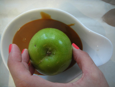 שולחן, תפוח בקרמל (צילום: דידי רפאלי)