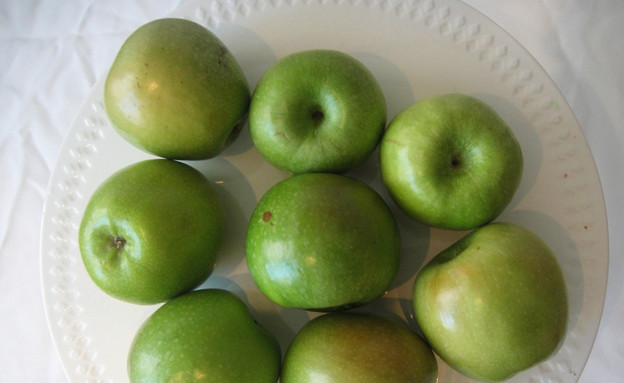 שולחן, תפוחים (צילום: דידי רפאלי)