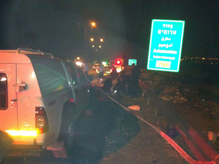 נפלה מהרכב  ונהרגה, זירת התאונה הערב (צילום: משטרת מחוז ש