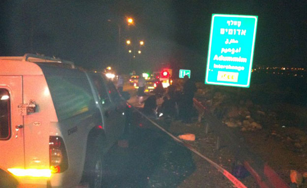 נפלה מהרכב  ונהרגה, זירת התאונה הערב (צילום: משטרת מחוז ש"י)