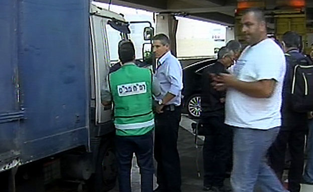 הפלסטינים עוכבו לחקירה (צילום: חדשות 2)