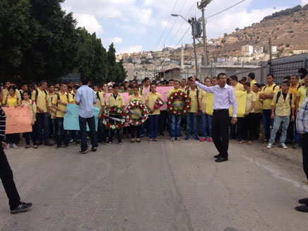 החברים לבית הספר נשאו שלטים נגד האלימות