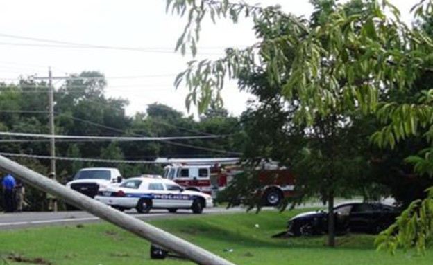 טסלה התנגשה בעמוד חשמל