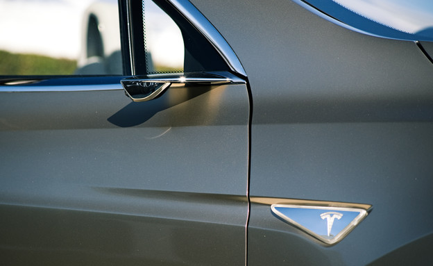 טסלה בלי מראות צד