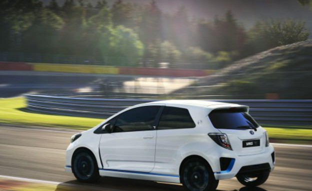 טויוטה יאריס R היברידית