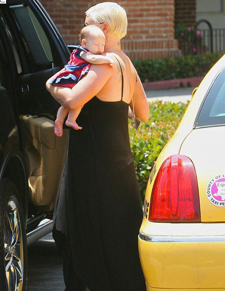 טיימליין פינק - 2011. עם התינוקת