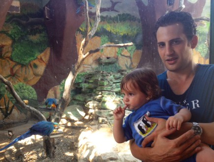יהונתן אקר עם אביו בגן החיות (צילום: תומר ושחר צלמים, צילום ביתי)