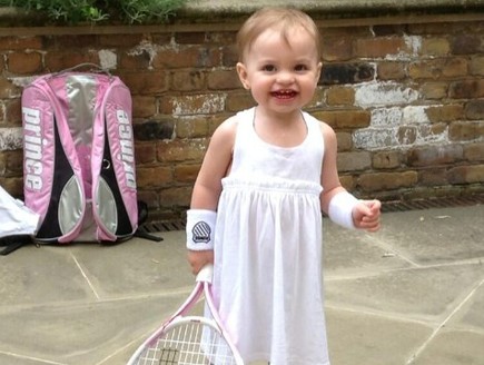 ילדת הטניס  - עם מחבט (צילום: עמוד הטוויטר של מיקלה בראיין)