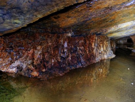 בתוך המנהרה, מכרה (צילום: www.dailymail.co.uk)