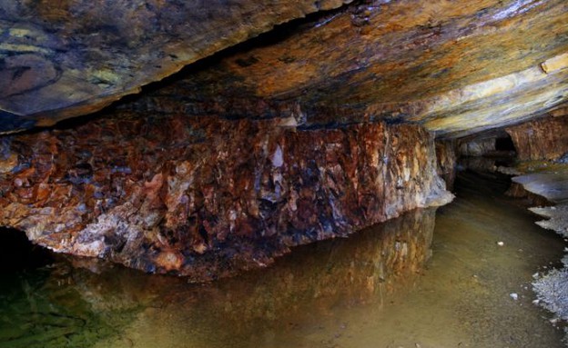 בתוך המנהרה, מכרה