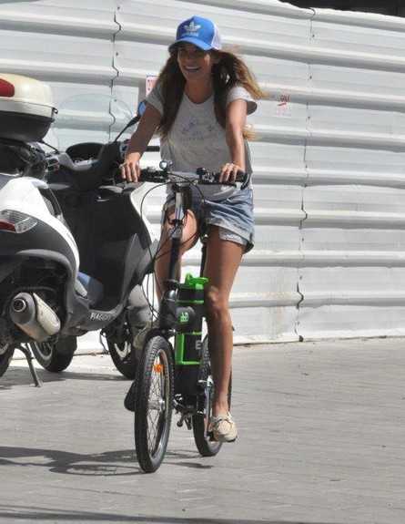דנה פרידר על אופניים (צילום: ברק פכטר)