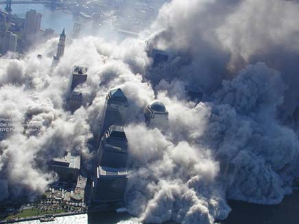 ענני אבק עצומים. 11 בספטמבר 2001 (צילום: הסאן)