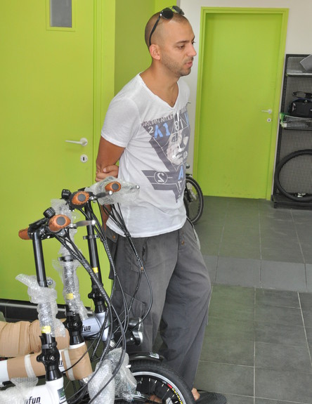 עידן רייכל קונה אופניים (צילום: צ'ינו פפראצי)