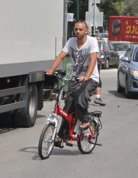 עידן רייכל קונה אופניים (צילום: צ'ינו פפראצי)