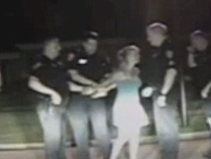 שוטרים הכו תושבת פלורידה (צילום מתוך הסרטון)