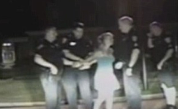 שוטרים הכו תושבת פלורידה (צילום מתוך הסרטון)
