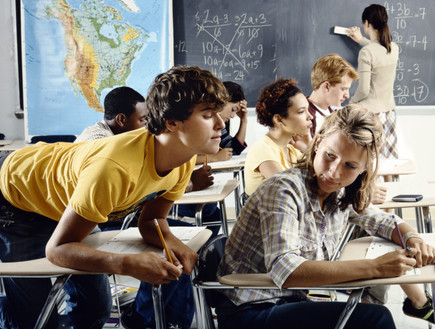 תלמידים מעתיקים בכיתה (צילום: אימג'בנק / Thinkstock)