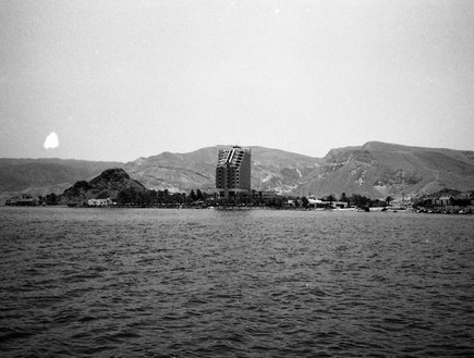 מלון אביה סונסטה וחוף טאבה מכיוון הים, 1986 (צילום: באדיבות ארכיון 