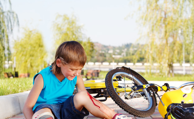 ילד נופל מהאופניים (צילום: אימג'בנק / Thinkstock)