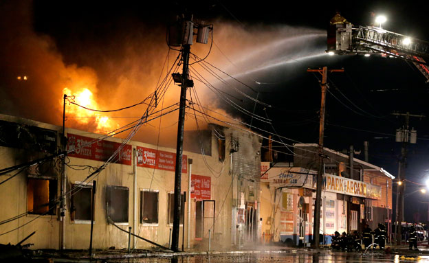 צפו: שריפת הענק בניו ג'רזי (צילום: ap)