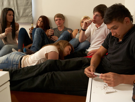 צעירים מעשנים סמים על ספה (צילום: אימג'בנק / Thinkstock)