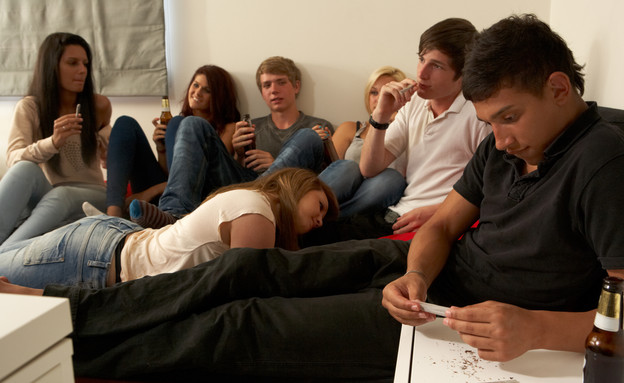 צעירים מעשנים סמים על ספה צעירים מעשנים סמים על ספה