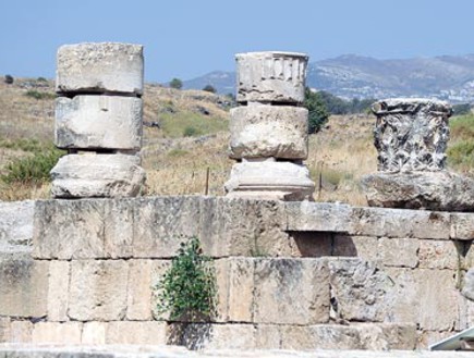שרידי מקדשים בחרבת עומרית (צילום: איל יצהר, גלובס)