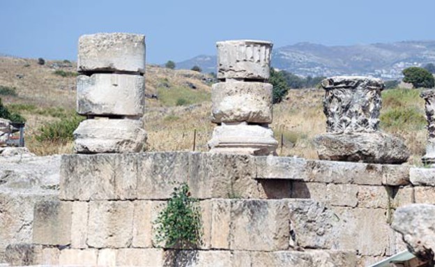 שרידי מקדשים בחרבת עומרית (צילום: איל יצהר, גלובס)