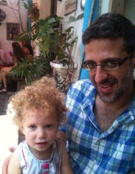 גיל קדרון בחולצת משבצות עם בתו אריאל (צילום: תומר ושחר צלמים)