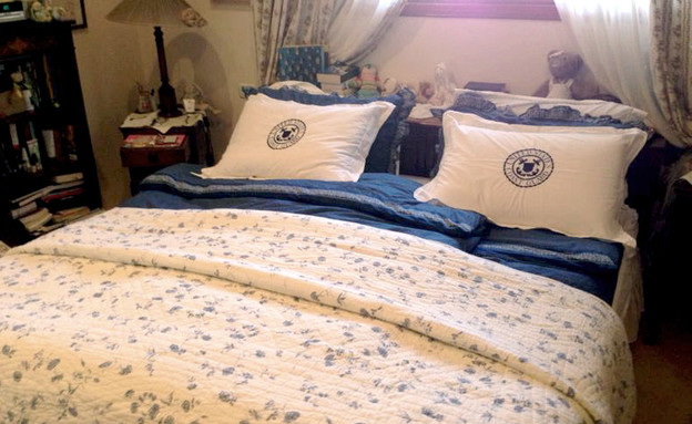 סידור מיטה, מצעים ובובות (צילום: עמית צביה)